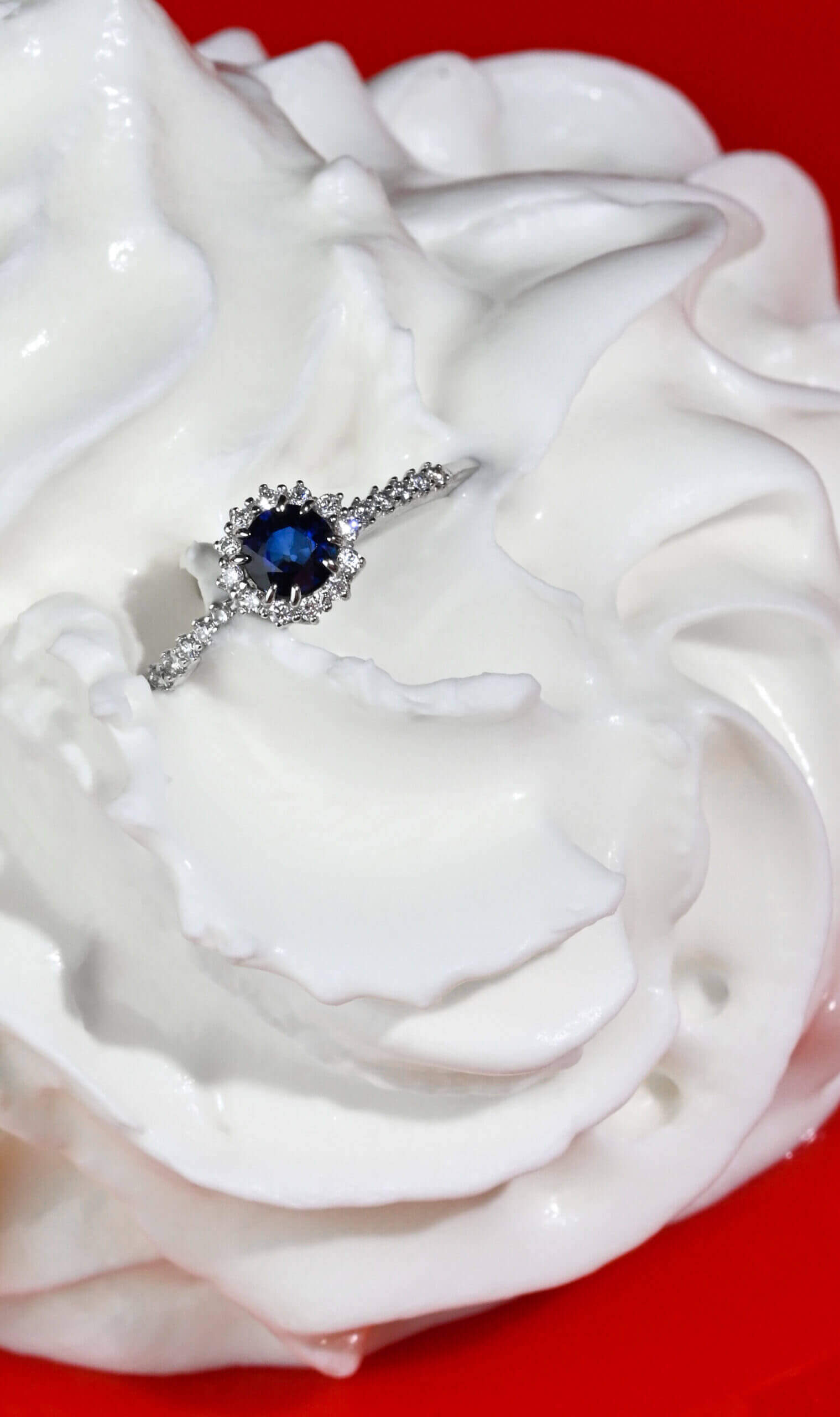 Žiedas su LONDON BLUE Topazu ir Safyrais